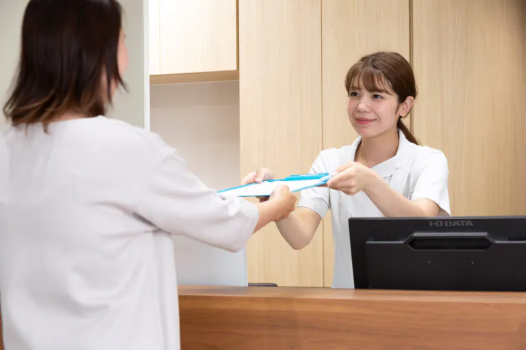 問診票の記入""